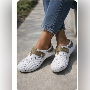 Dawgs women’s size 9  ultralight shoes white with tan
